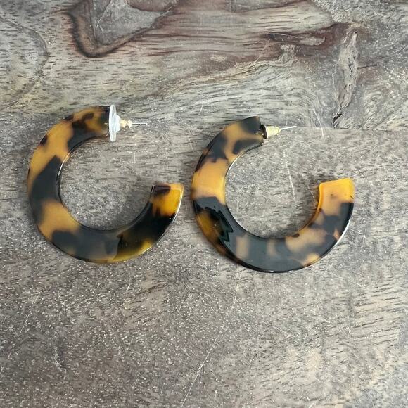 🍭6/$30 Tortoiseshell acrylic hoop post earrings - Picture 2 of 4
